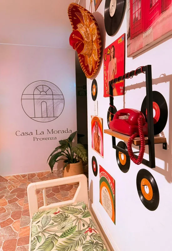 Jardín y terraza exterior de Casa la Morada con vegetación tropical